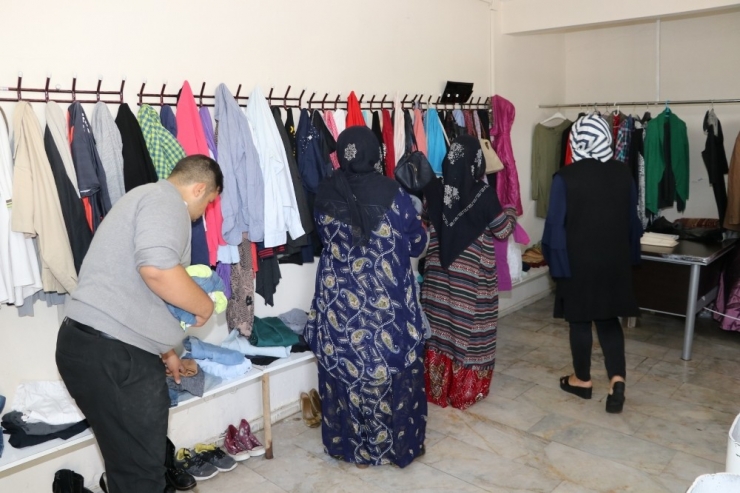 Karaköprü’de İhtiyaç Sahiplerine Kıyafet Yardımı