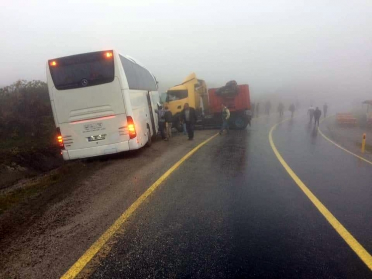 Yolcu Otobüsü İle Tır Çarpıştı: 5 Yaralı