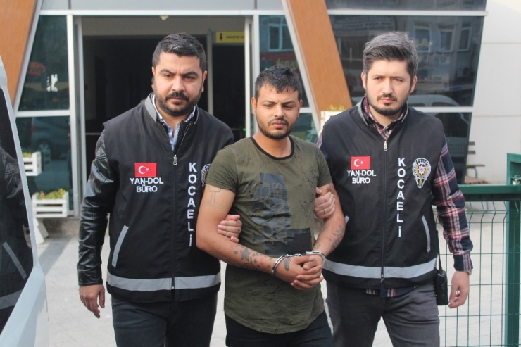 Kendilerini Gizli Polis Olarak Tanıtıp 1 Ayda 700 Bin Tl Vurgun Yaptılar