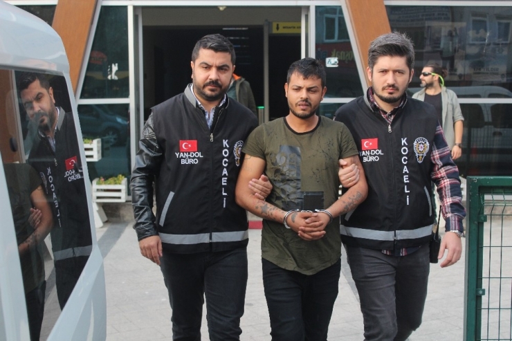 Kendilerini Gizli Polis Olarak Tanıtıp 1 Ayda 700 Bin Tl Vurgun Yaptılar