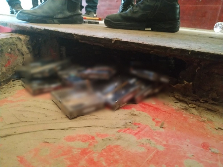 Tır Dorsesi Tabanındaki Zuladan 2 Bin 900 Paket Kaçak Sigara Çıktı