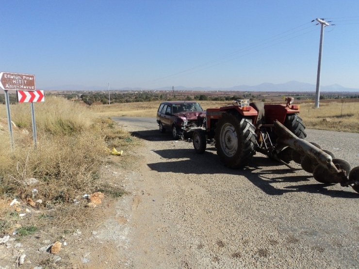 Traktörle Otomobil Çarpıştı: 2 Yaralı