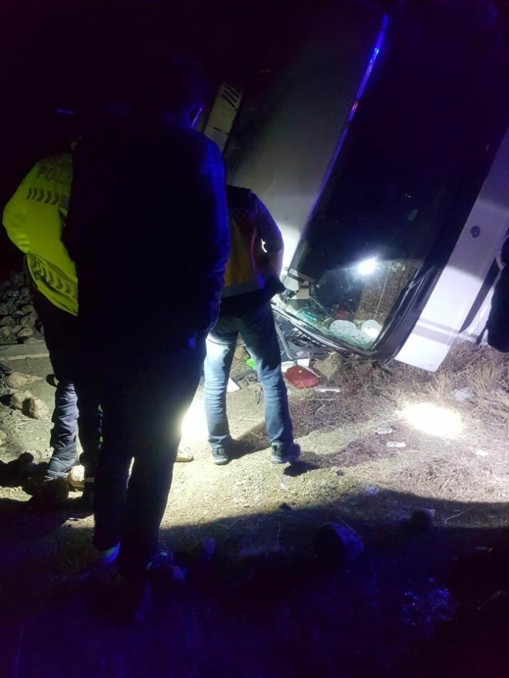 Pancar Yüklü Tır Devrildi: 1 Yaralı