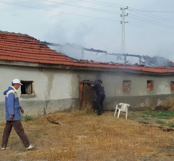 Samanlıkta Çıkan Yangını Hortumla Söndürmeye Çalıştı