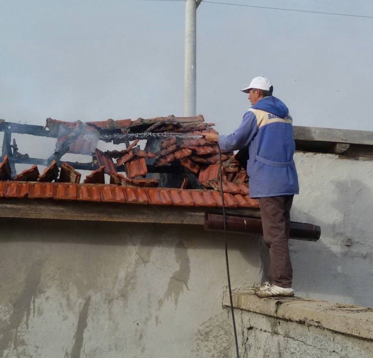 Samanlıkta Çıkan Yangını Hortumla Söndürmeye Çalıştı