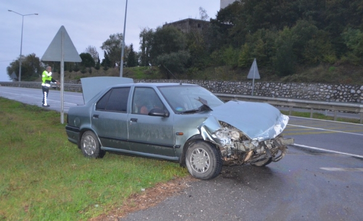 Kontrolden Çıkan Otomobil Bariyerlere Çarptı: 1 Yaralı