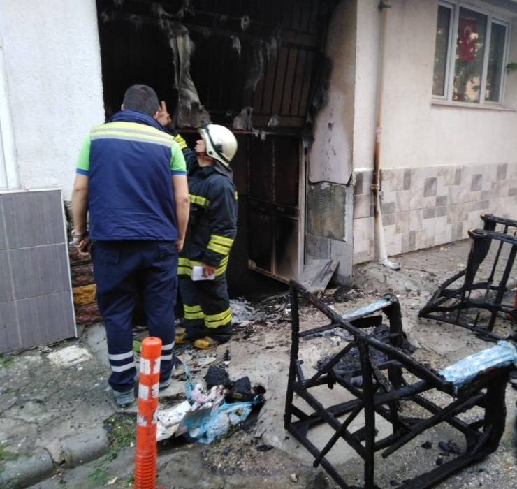Apartman Garajına Sıçrayan Yangın Paniğe Neden Oldu