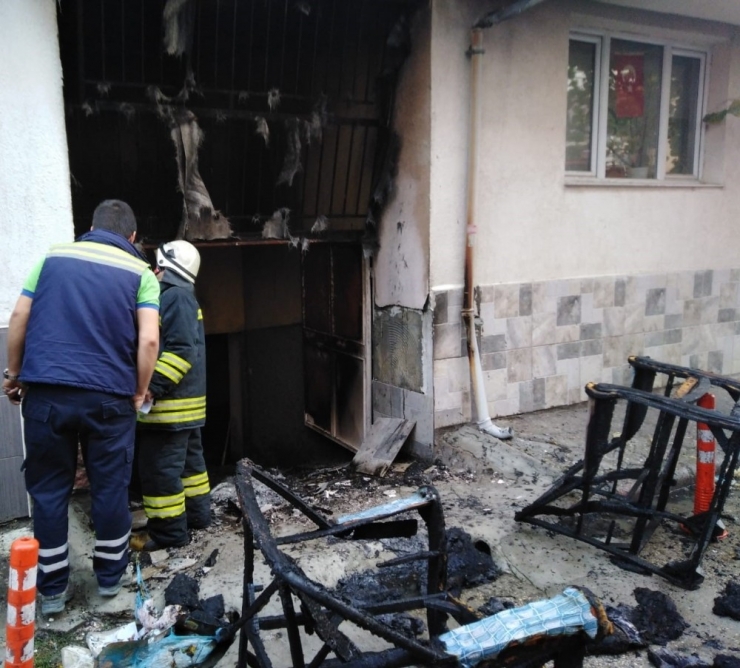 Apartman Garajına Sıçrayan Yangın Paniğe Neden Oldu