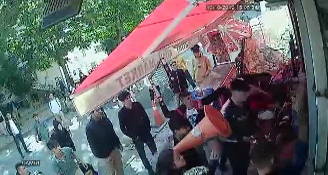 Sultangazi’de Öğrenciler ‘Taciz’ İddiasıyla Markete Saldırdı