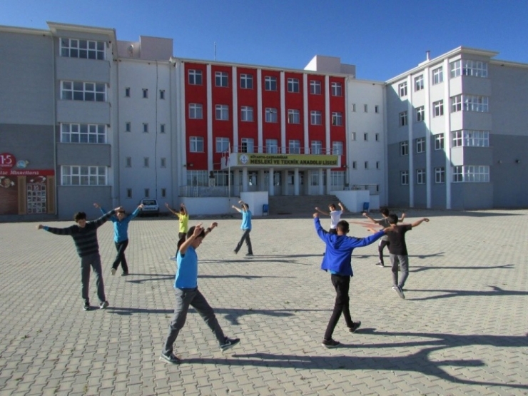 Tarım Meslek Lisesi Öğrencileri Halk Oyunları Öğreniyor