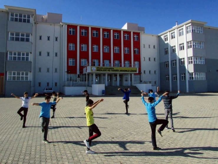 Tarım Meslek Lisesi Öğrencileri Halk Oyunları Öğreniyor