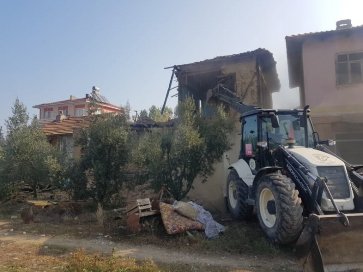 Tehlike Saçan Metruk Binalar Yıkılıyor