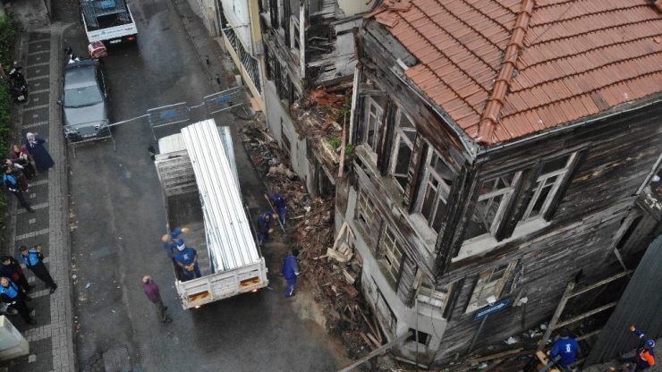Üsküdar’da Çöken Eski Bina Havadan Görüntülendi