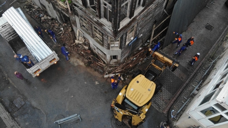 Üsküdar’da Çöken Eski Bina Havadan Görüntülendi