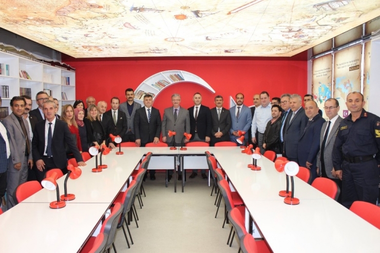 Yepaş’tan Okul Kütüphanesi