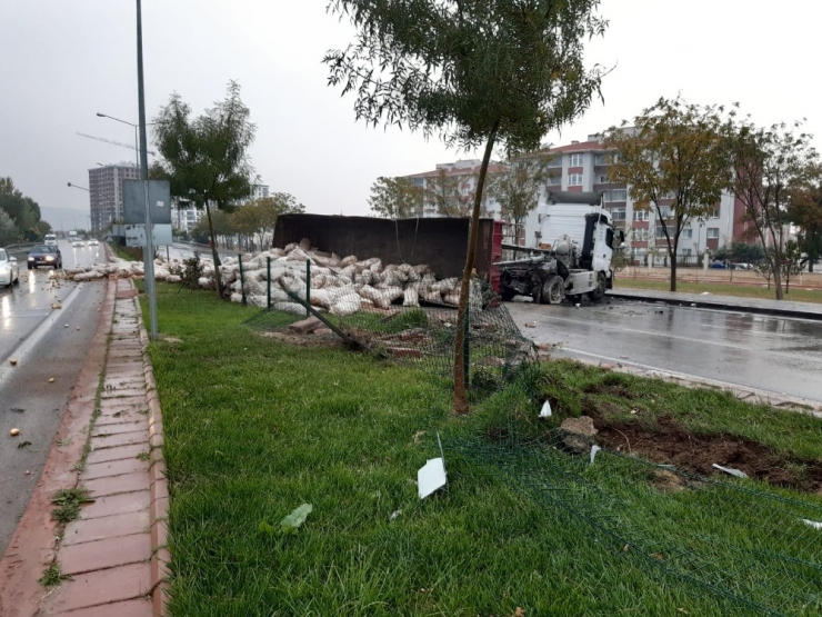 Patates Yüklü Tır Devrildi, Karayolu Patates Tarlasına Döndü