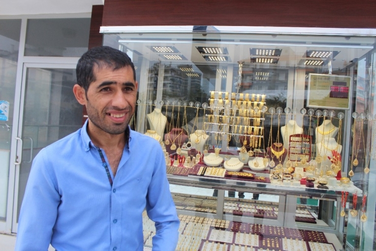 Silahlı Soygunda Çalınan 3 Kilo Altınına Kavuşan Kuyumcunun Mutluluğu
