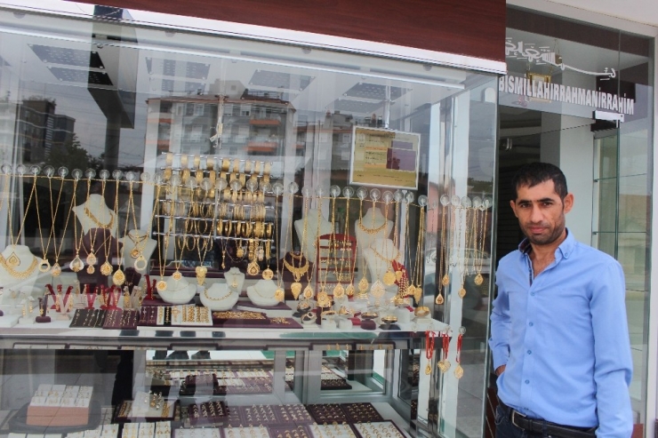 Silahlı Soygunda Çalınan 3 Kilo Altınına Kavuşan Kuyumcunun Mutluluğu