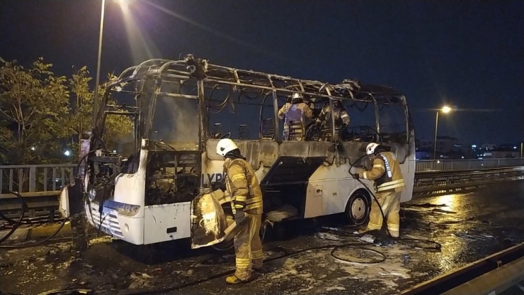 Seyir Halindeki Midibüs Alev Alev Yandı