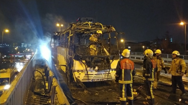 Seyir Halindeki Midibüs Alev Alev Yandı