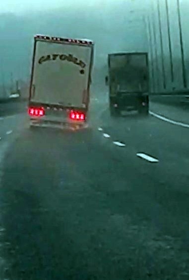 Bolu’da Tem Otoyolu’nda Lastiği Çıkan Tır Tehlikeye Neden Oldu