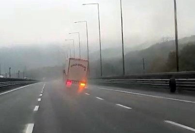 Bolu’da Tem Otoyolu’nda Lastiği Çıkan Tır Tehlikeye Neden Oldu