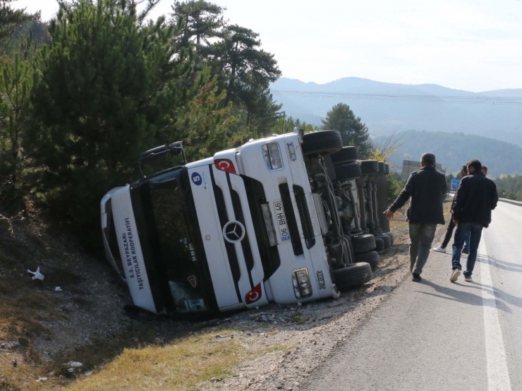 Kontrolden Çıkan Tır Şarampole Devrildi: 1 Yaralı