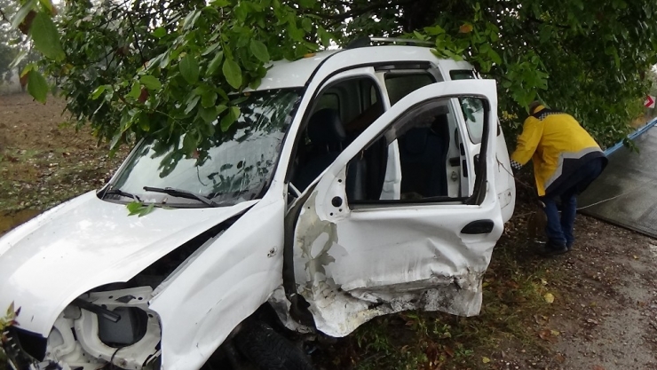 Hafif Ticari Araç İle Otomobil Çarpıştı: 5 Yaralı