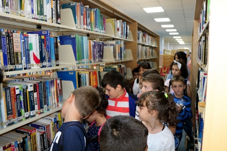 Minik Maceracılar Kütüphanede Buluştu