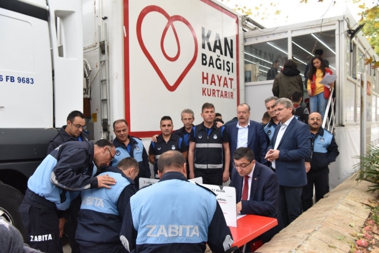 Başkan Öz Ve Belediye Personelinden Kızılay Haftasında Anlamlı Bağış