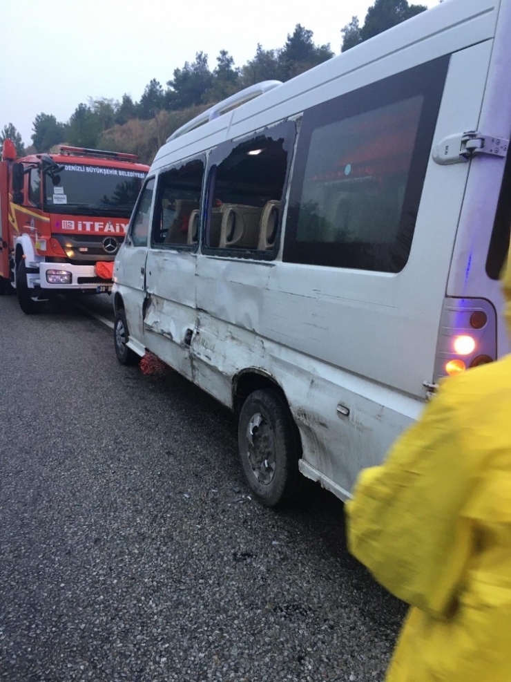 Denizli’de Öğrenci Servisi İle Minibüs Çarpıştı 3 Kişi Yaralındı