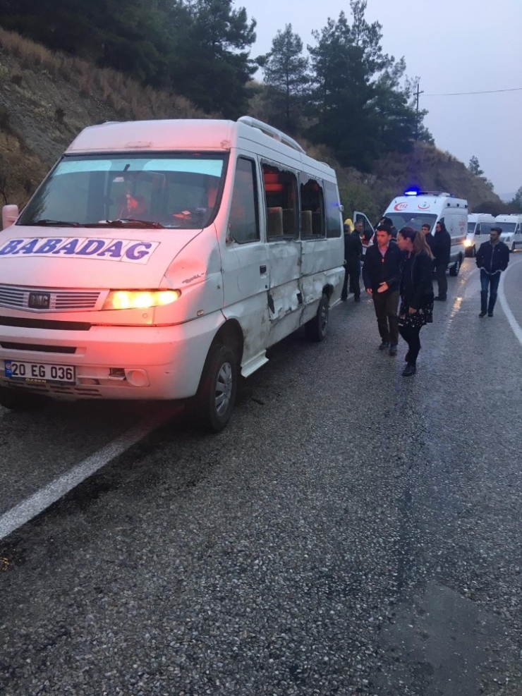 Denizli’de Öğrenci Servisi İle Minibüs Çarpıştı 3 Kişi Yaralındı