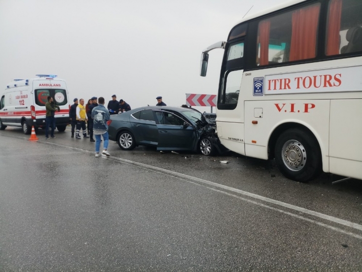 Otobüs İle Otomobil Çarpıştı 2 Kişi Yaralandı