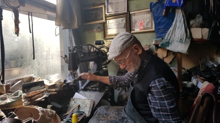 86 Yaşındaki Ayakkabı Tamircisi, Tükenmeye Yüz Tutmuş Mesleğiyle Direniyor