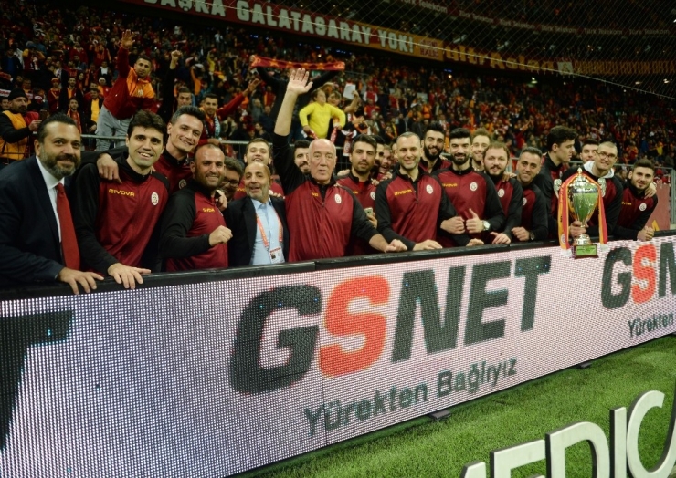 Şampiyon Galatasaray Erkek Voleybol Takımı Statta