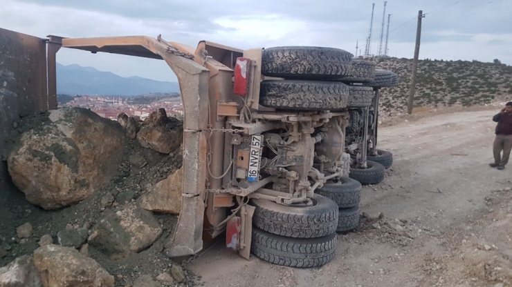 Emet’te Harfiyat Kamyonu Devrildi: 1 Yaralı