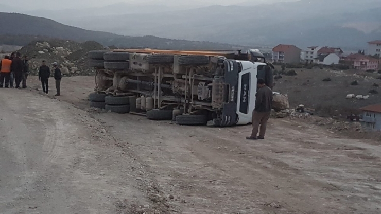 Emet’te Harfiyat Kamyonu Devrildi: 1 Yaralı