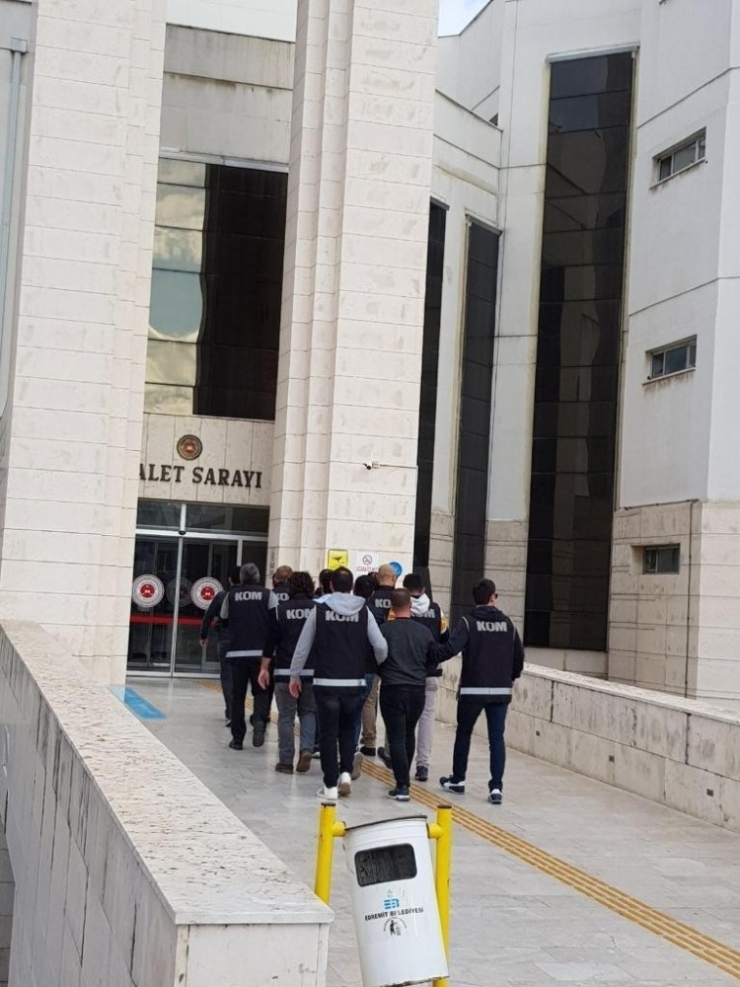 Barmen Göçmen Kaçakçısı Çıktı