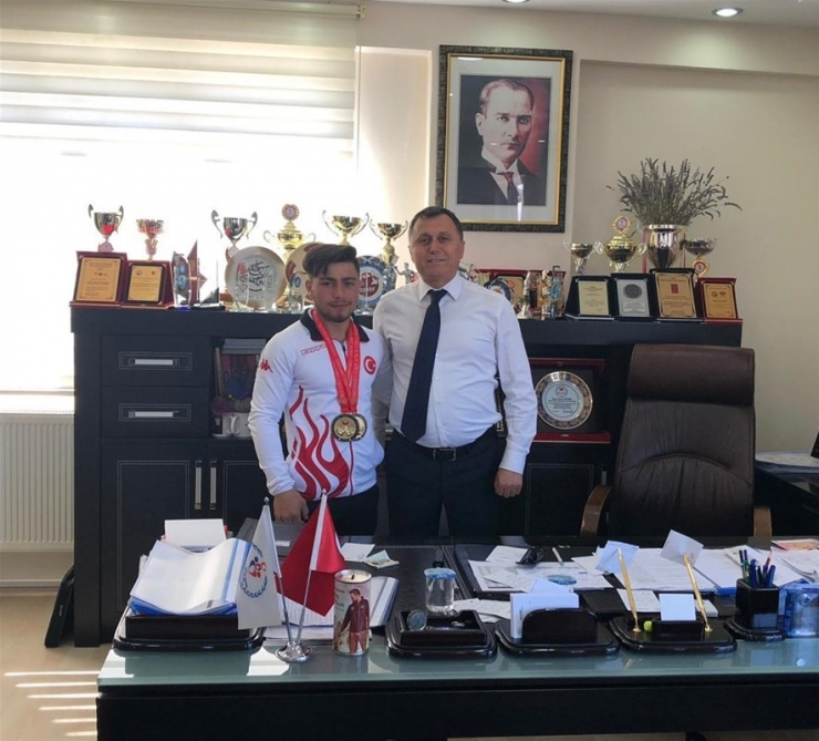 Bilek Güreşinde Dünya 4.’sü Olan Dönmez’e, İl Müdürü Gevrek’ten Destek Sözü