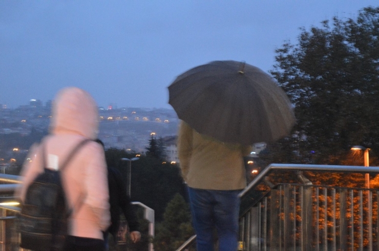 İstanbullular Güne Yağmur İle Uyandı