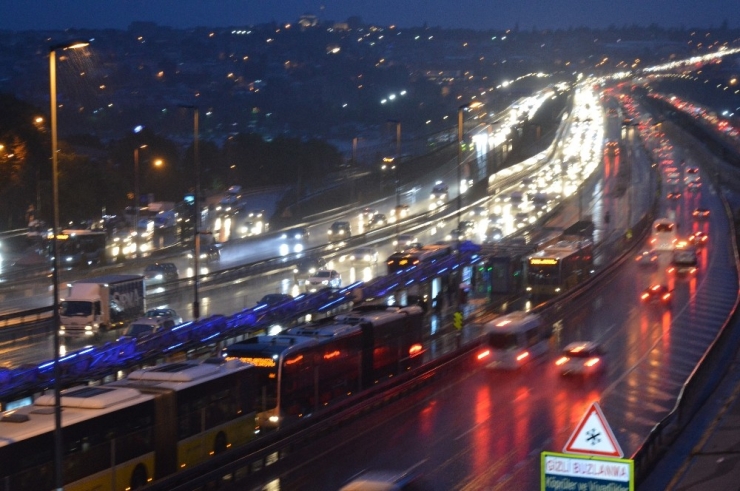 İstanbullular Güne Yağmur İle Uyandı