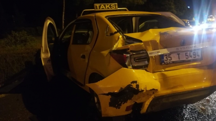 İzmir’de Zincirleme Trafik Kazası... 6 Aracın Karıştığı Kazada 9 Kişi Yaralandı