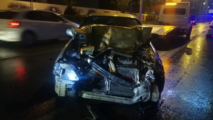 İzmir’de Zincirleme Trafik Kazası... 6 Aracın Karıştığı Kazada 9 Kişi Yaralandı