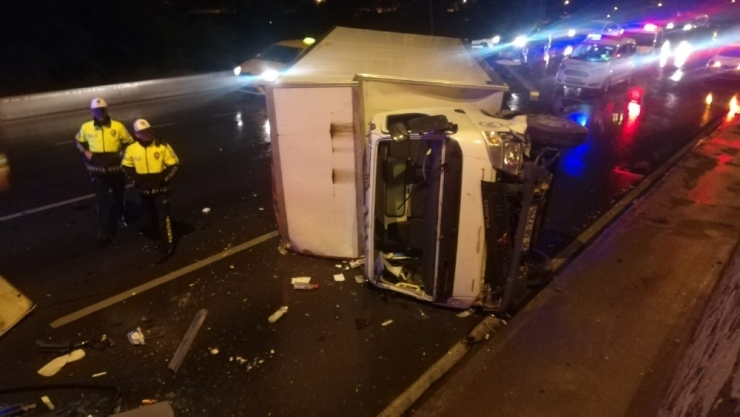 Bariyerleri Aşan Kamyon Alt Yola Uçtu