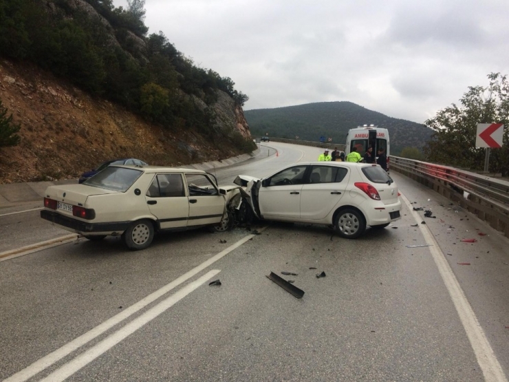 Otomobiller Kafa Kafaya Çarpıştı, 2 Yaralı