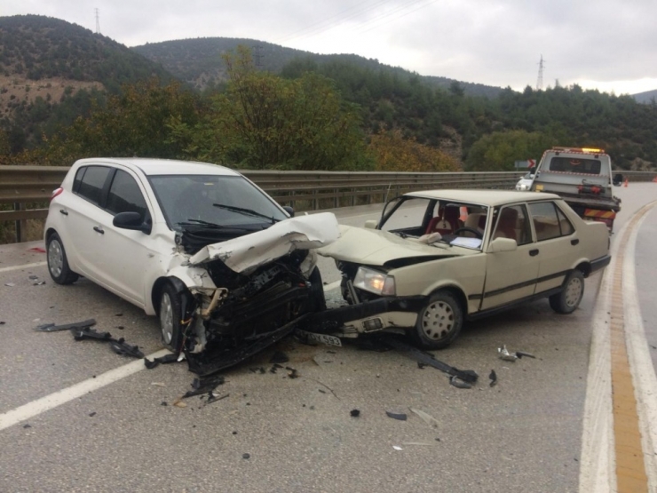 Otomobiller Kafa Kafaya Çarpıştı, 2 Yaralı