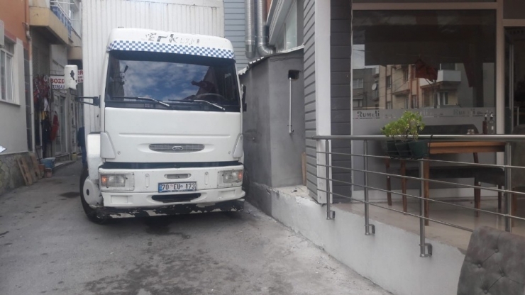 Kamyonu Durdurmak İsterken Duvarla Araç Arasında Kaldı