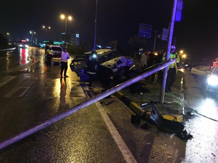 Kayganlaşan Yolda Trafik Lambalarına Çarparak Durabildi