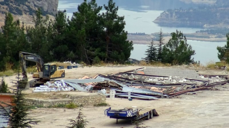 Yıkılan Duvarın Altında Kalan İşçi Ölümden Döndü