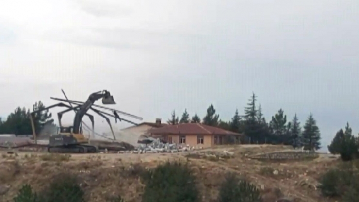 Yıkılan Duvarın Altında Kalan İşçi Ölümden Döndü